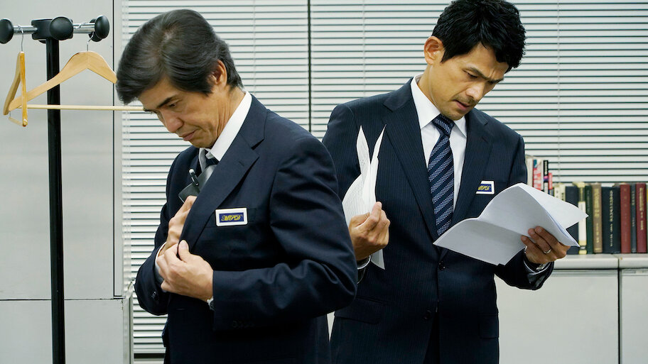 石つぶて ～外務省機密費を暴いた捜査二課の男たち～﻿を観﻿る | Netflix