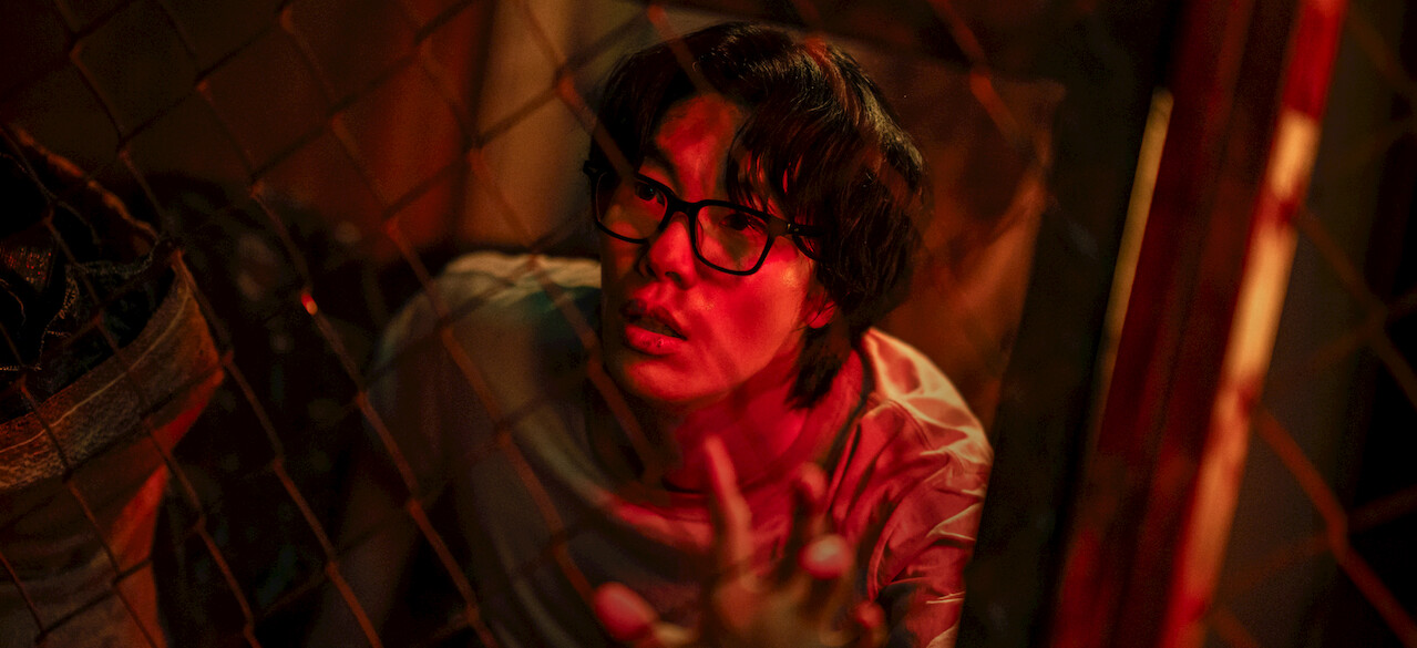 Cena conceitual de dorama coreano com iluminação dramática e luzes de neon em Seul